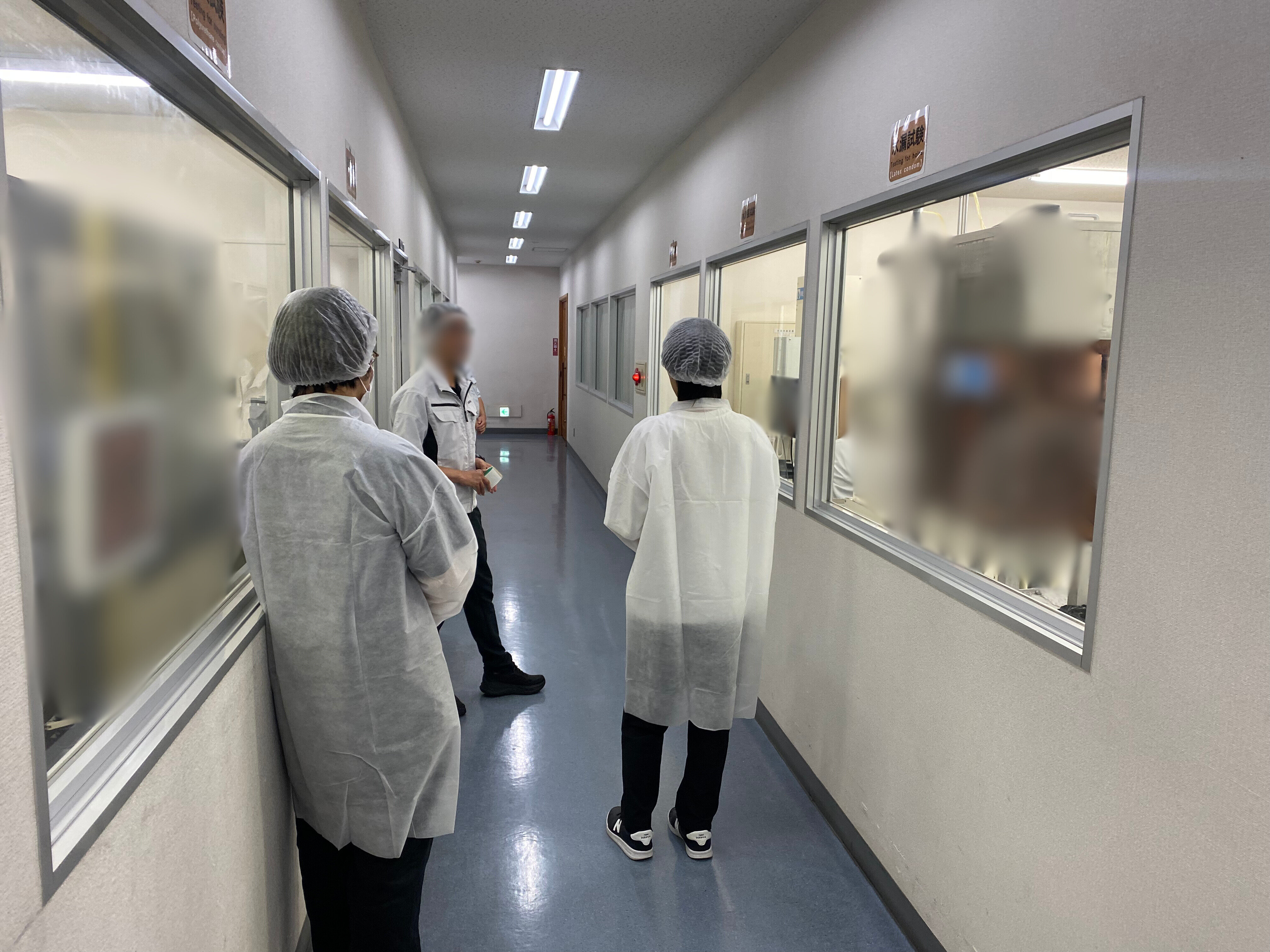 水漏試験を見学中
