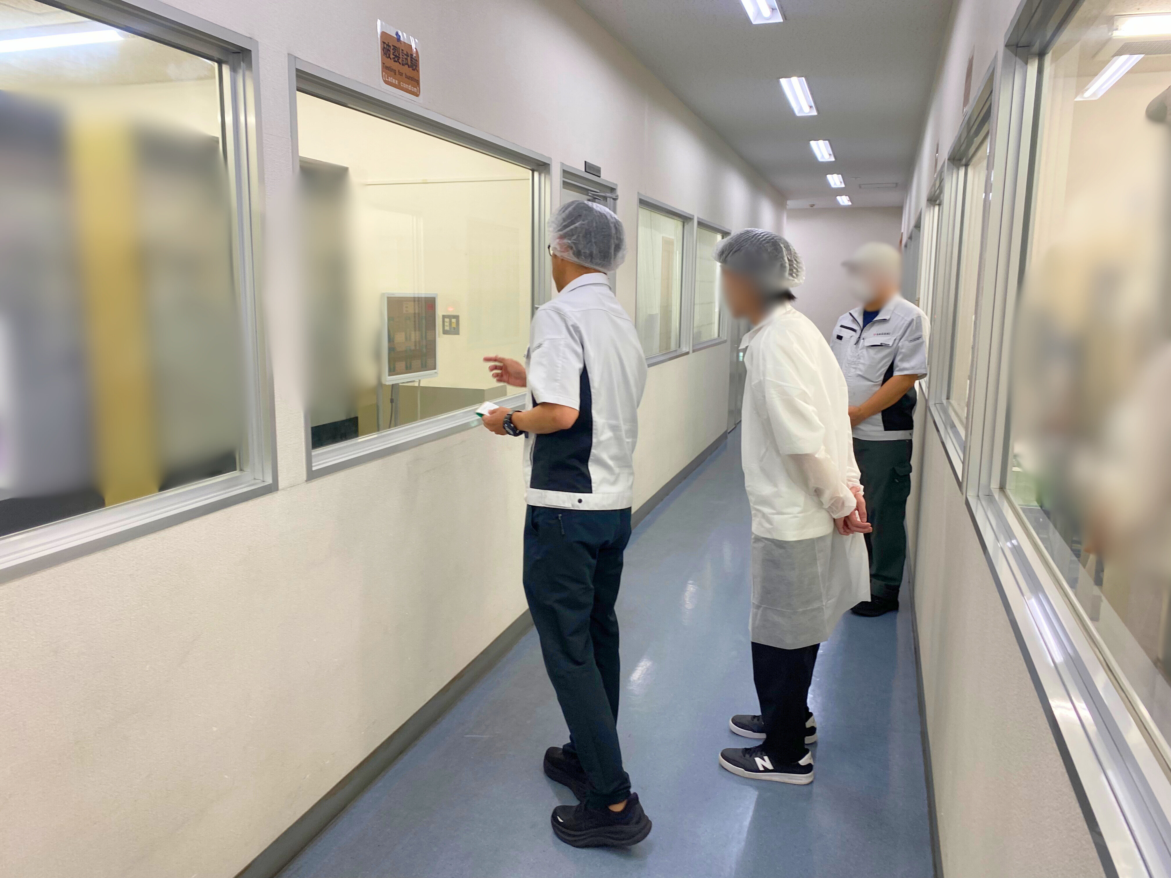 破裂試験を見学中